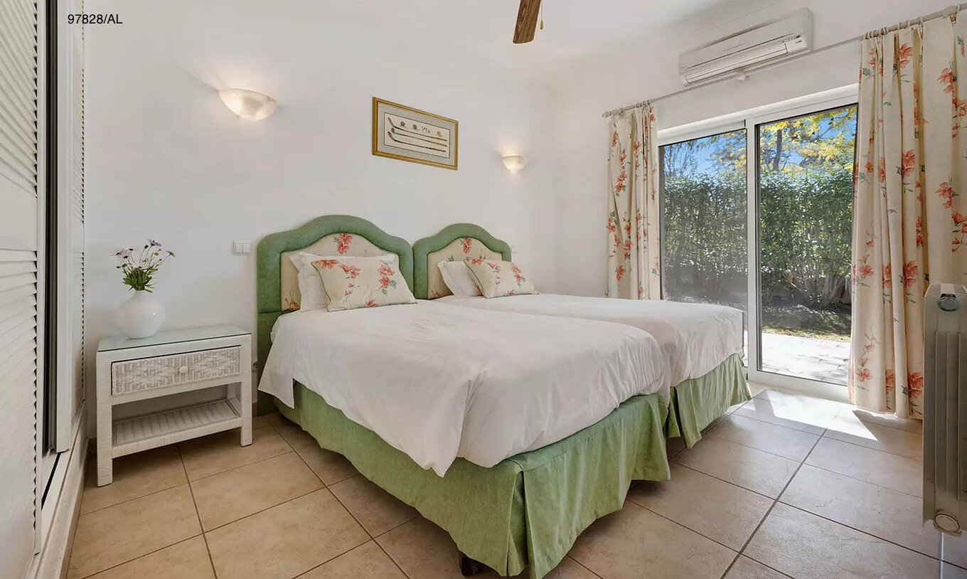 Die Villa Pestana Carvoeiro Golf V3 Standard hat ein Schlafzimmer mit zwei Einzelbetten, Nachttisch und Balkon