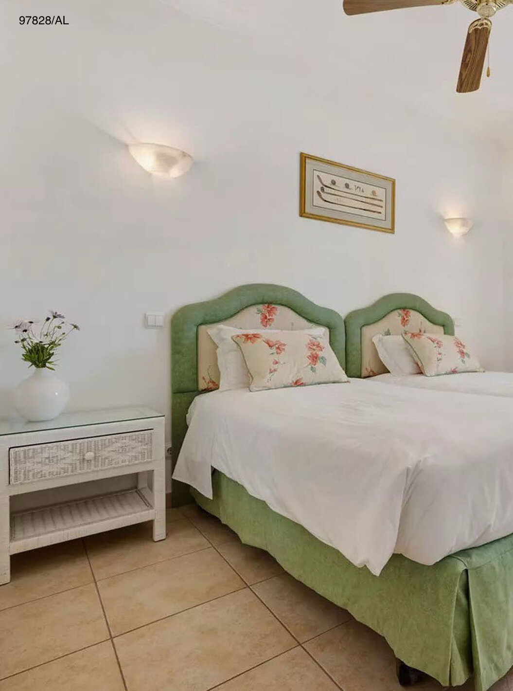 Die Villa Pestana Carvoeiro Golf V3 Standard hat ein Schlafzimmer mit zwei Einzelbetten, Nachttisch und Balkon