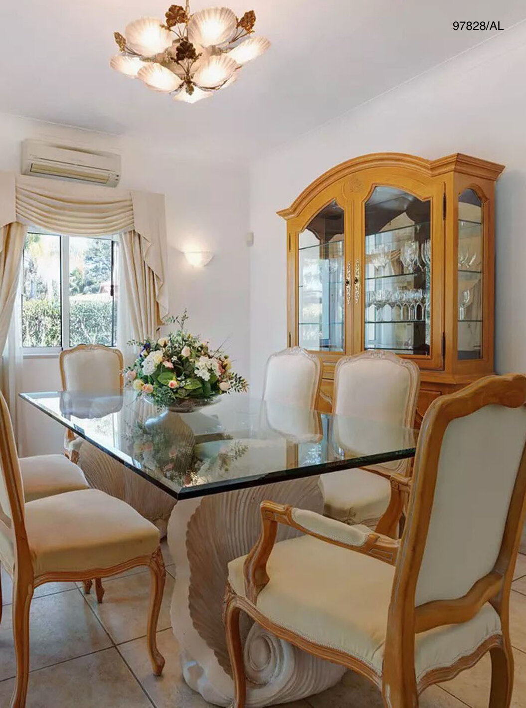 Die Villa Pestana Carvoeiro Golf V3 Standard hat ein Esszimmer mit Glas-Tisch, Stühlen und einem Schrank