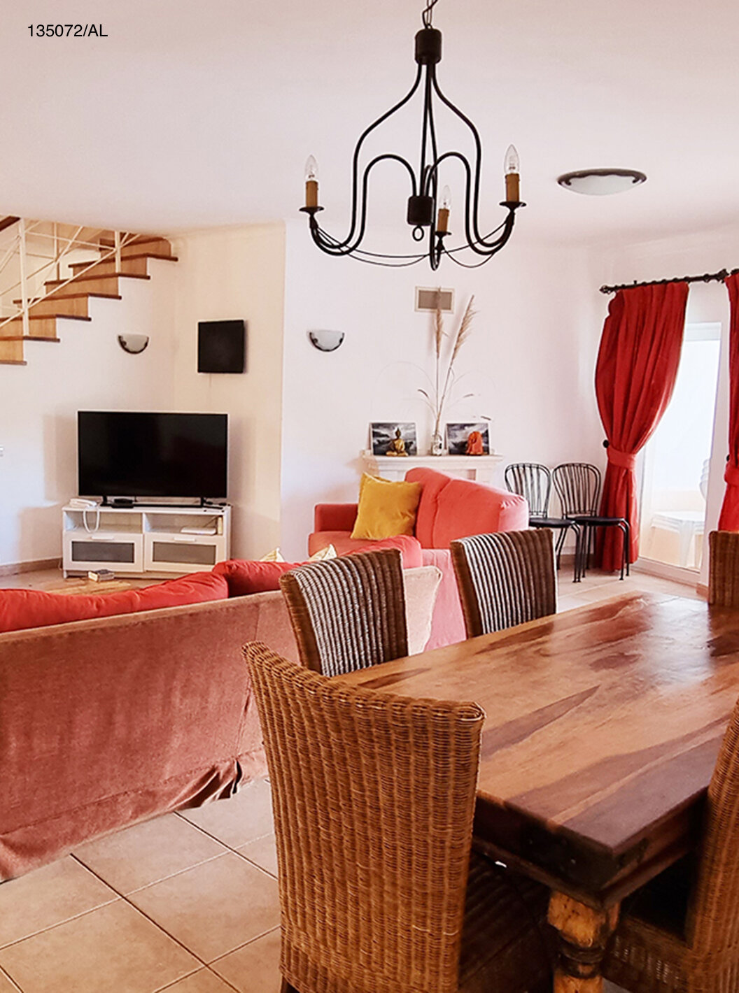 Die Villa Pestana Carvoeiro Golf V3 Standard hat ein Wohnzimmer mit Sofas, Sesseln und einem Tisch mit Stühlen