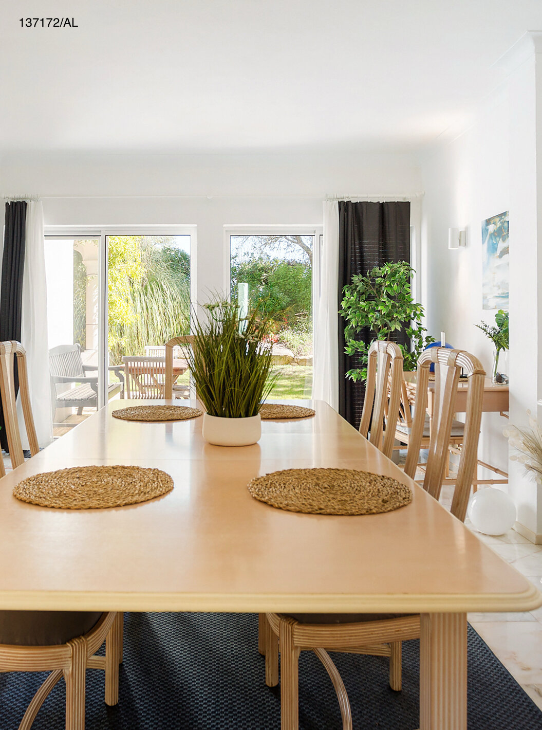 Die Villa Pestana Carvoeiro Golf V3 Standard hat ein Esszimmer mit einem langen Holztisch und Stühlen