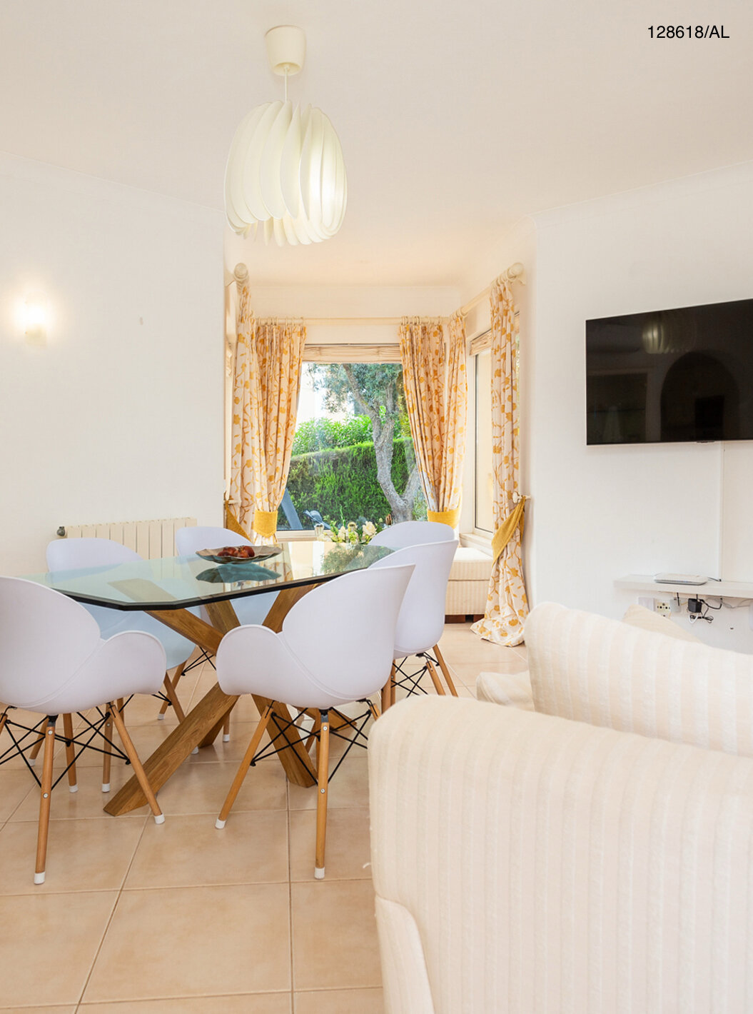 Die Villa Pestana Carvoeiro Golf V3 Superior hat ein Wohnzimmer mit Glas-Tisch mit Stühlen und TV