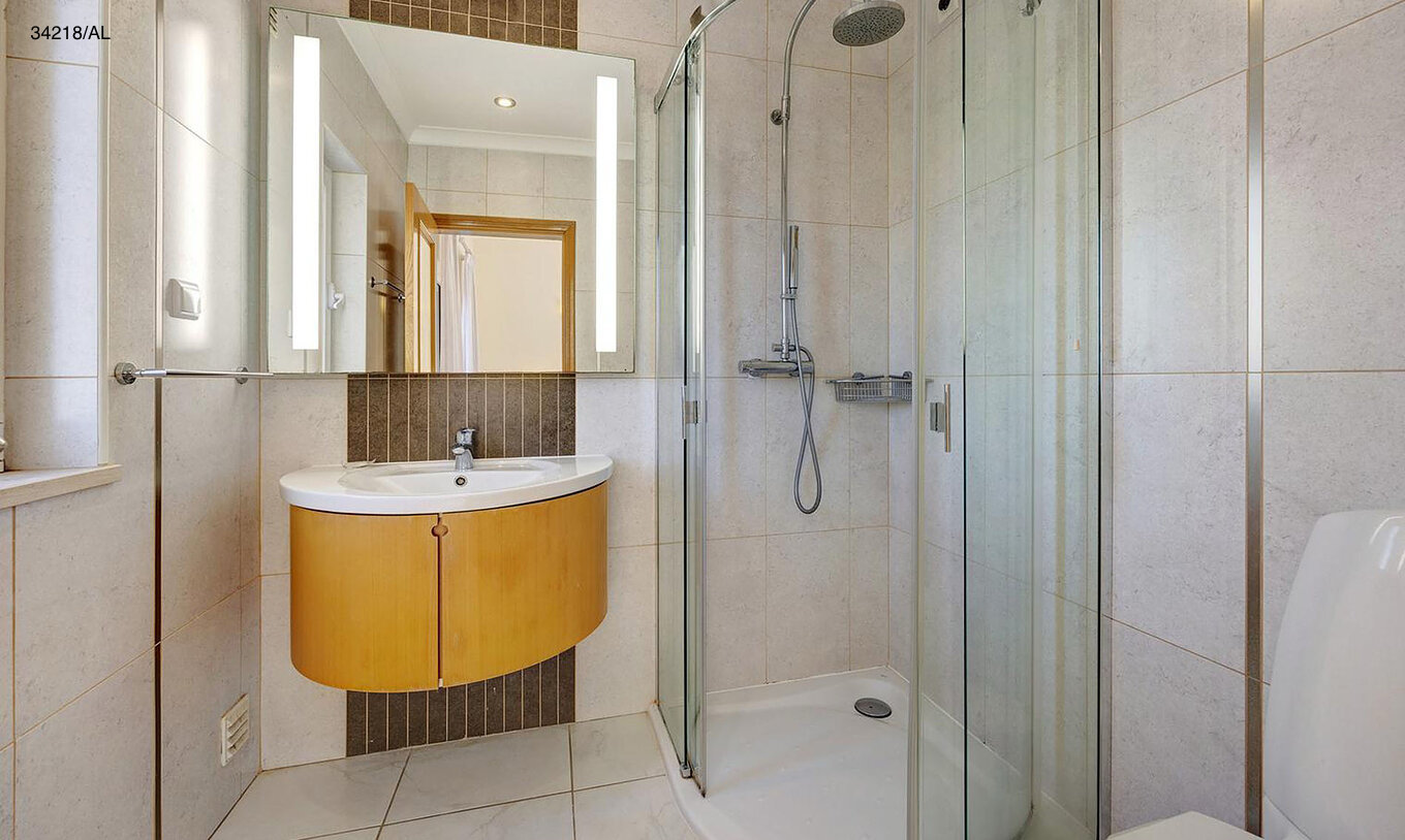 Die Villa Pestana Carvoeiro Golf V4 Standard hat ein Bad mit Waschbecken, Spiegel und Dusche