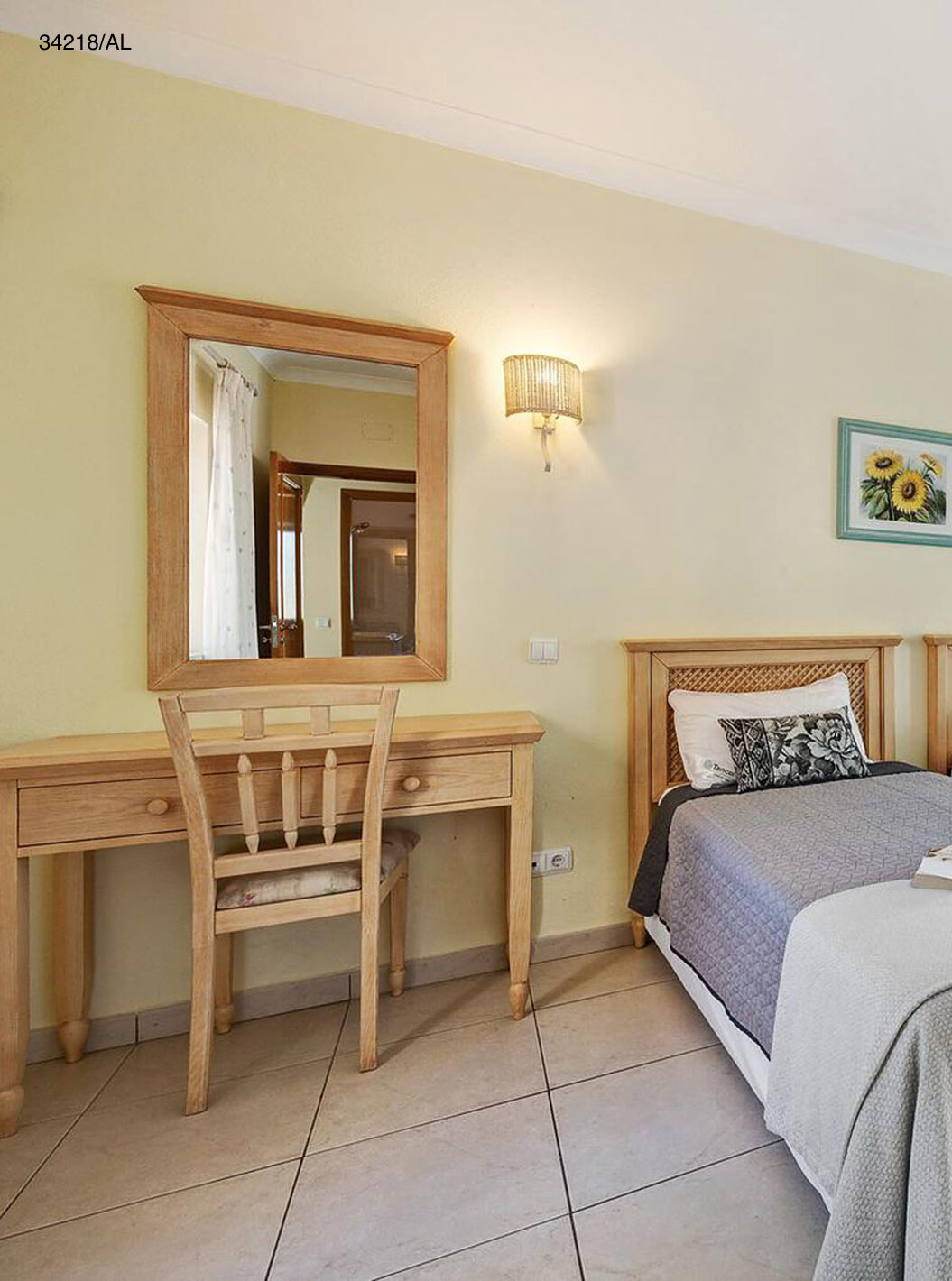 Die Villa Pestana Carvoeiro Golf V4 Standard hat ein Schlafzimmer mit zwei Einzelbetten, Spiegel und Tisch