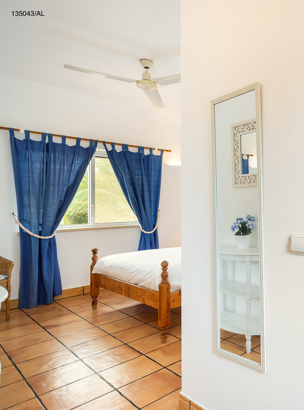 Die Villa Pestana Carvoeiro Golf V4 Standard hat ein Schlafzimmer mit Bad und Spiegel