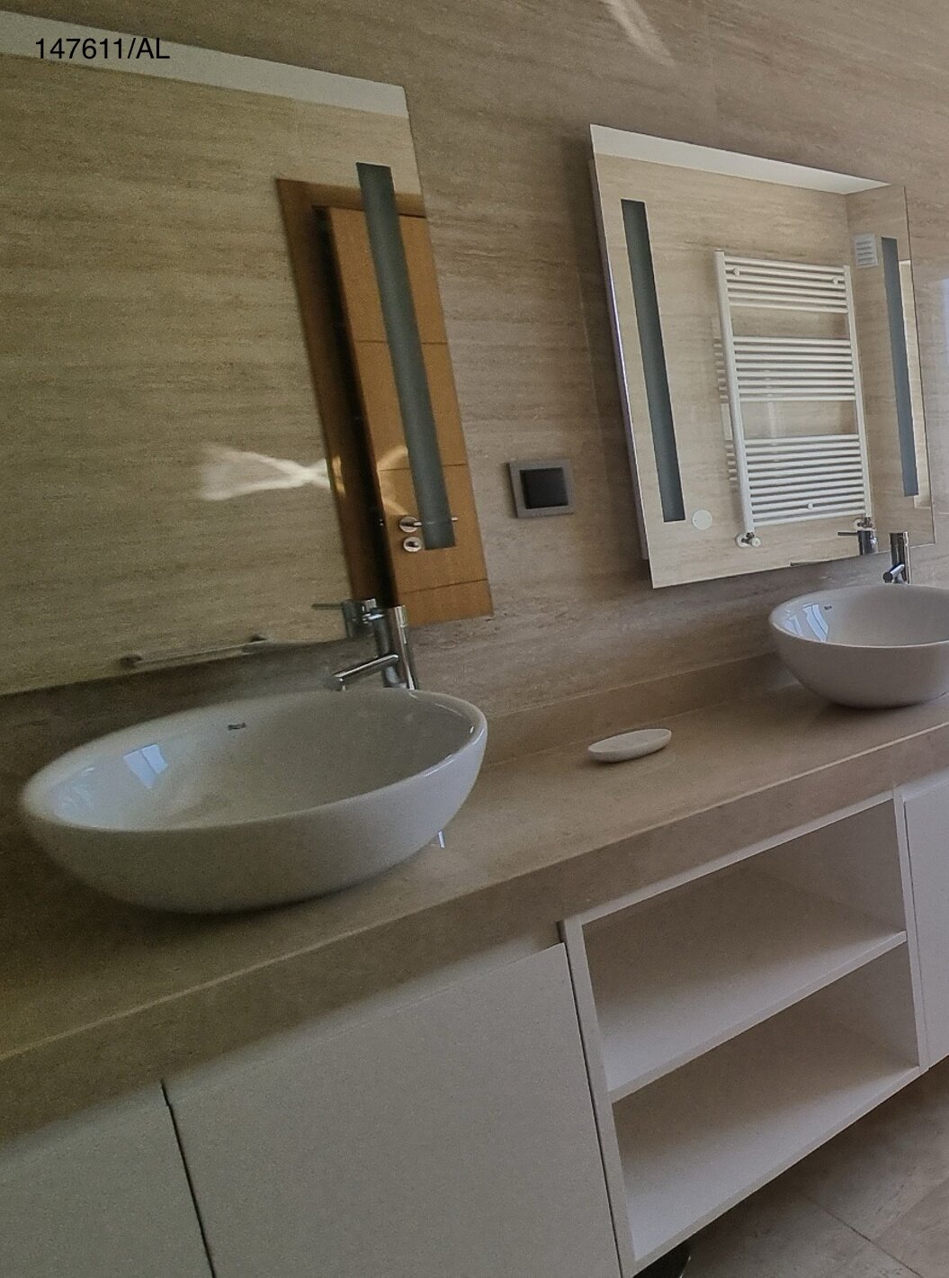Die Villa Pestana Carvoeiro Golf V5 Superior hat ein Bad mit zwei Waschbecken, Badewanne und Spiegel