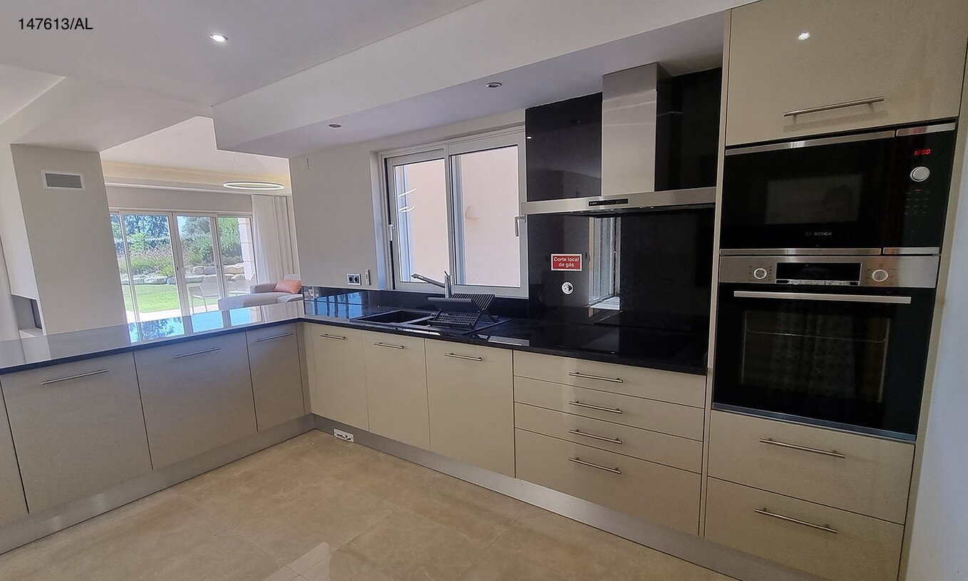 Die Villa Pestana Carvoeiro Golf V5 Superior hat eine moderne Küche mit Geräten