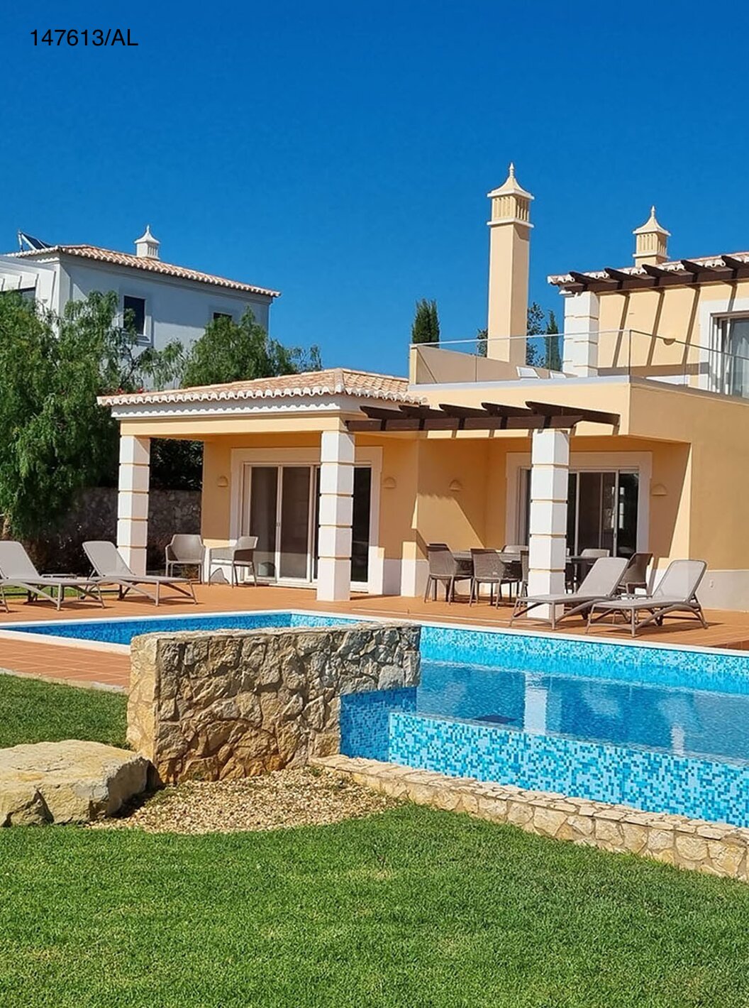 Die Villa Pestana Carvoeiro Golf V5 Superior hat einen Außenbereich mit Pool, Rasen und Liegestühlen