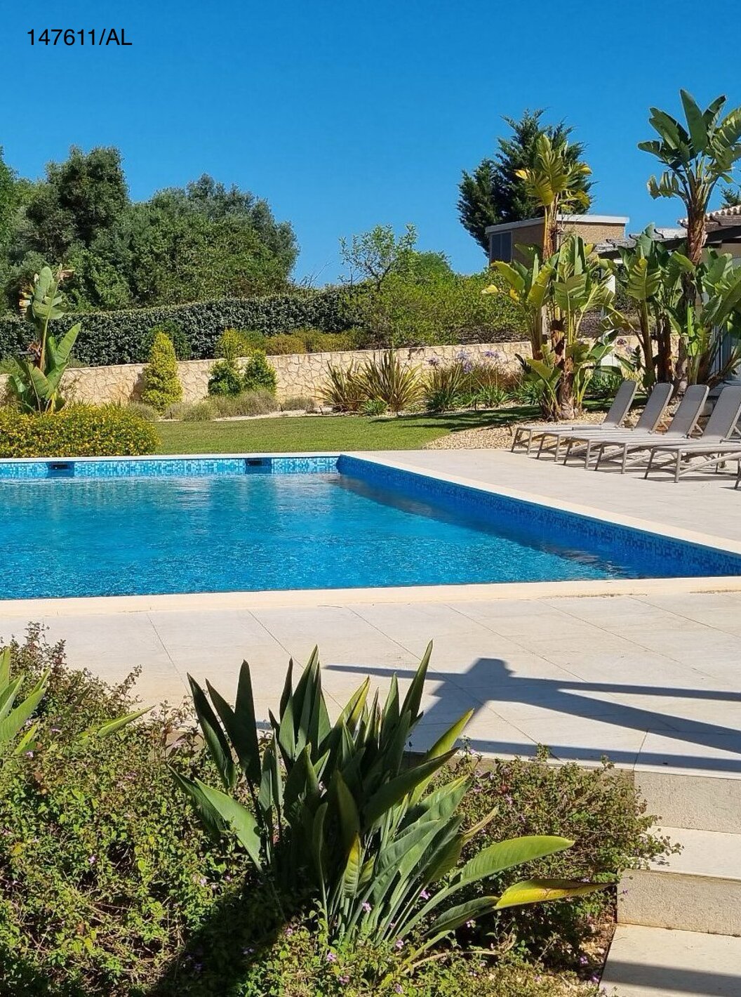 Die Villa Pestana Carvoeiro Golf V5 Superior hat einen Außenbereich mit Pool, Rasen und Liegestühlen