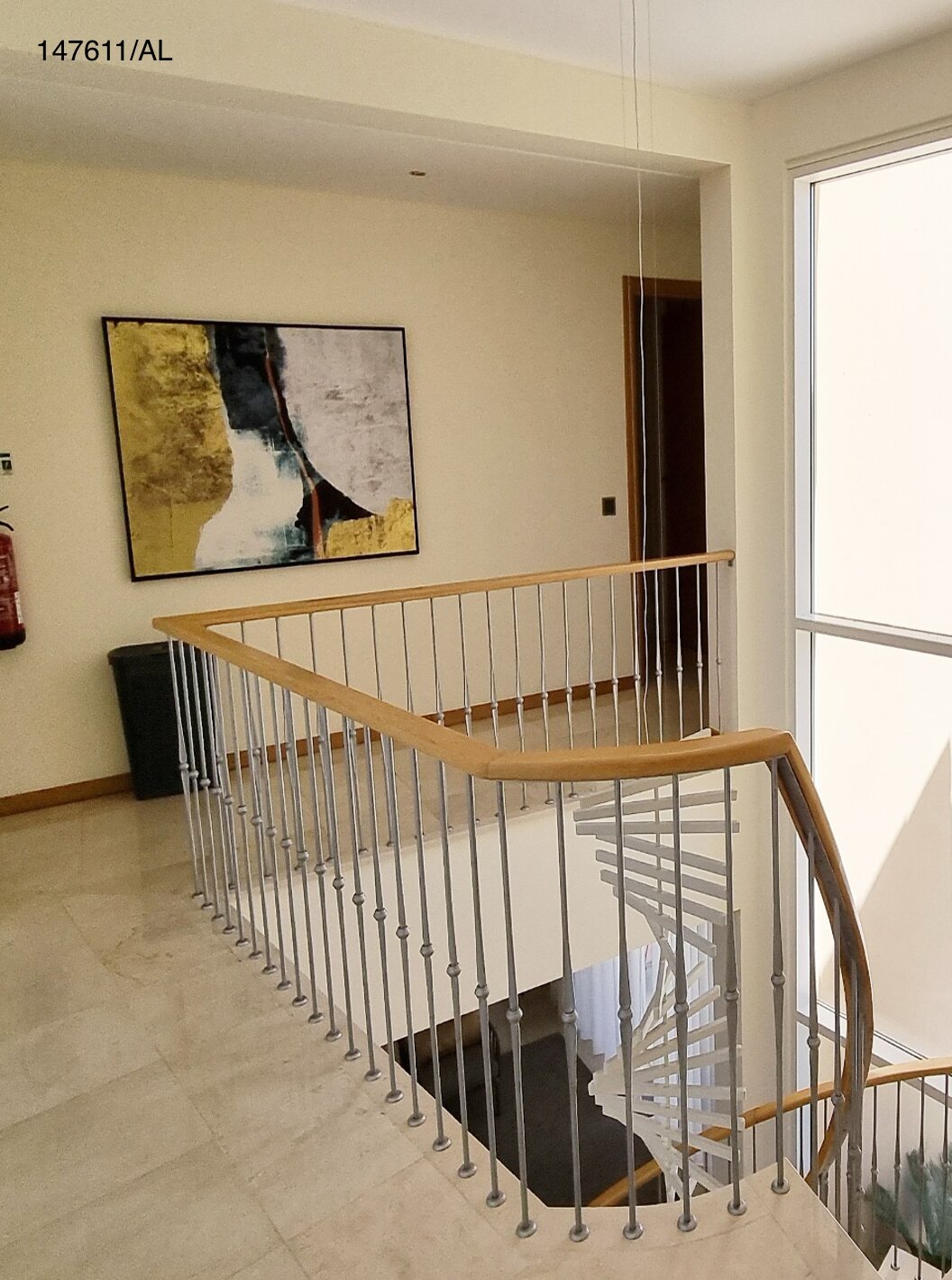 Die Villa Pestana Carvoeiro Golf V5 Superior hat einen Flur mit Treppen und Blick auf den Pool