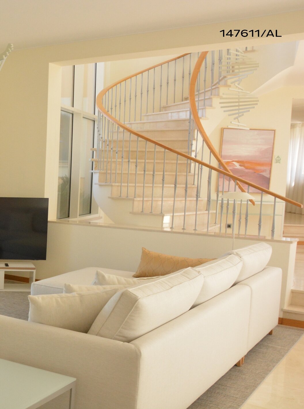 Die Villa Pestana Carvoeiro Golf V5 Superior hat ein Wohnzimmer mit beigem Sofa, Tisch und TV