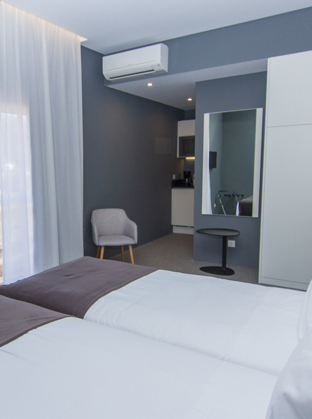 Das Klassische Zimmer im Pestana Gramacho hat zwei Einzelbetten, Klimaanlage und Fenster