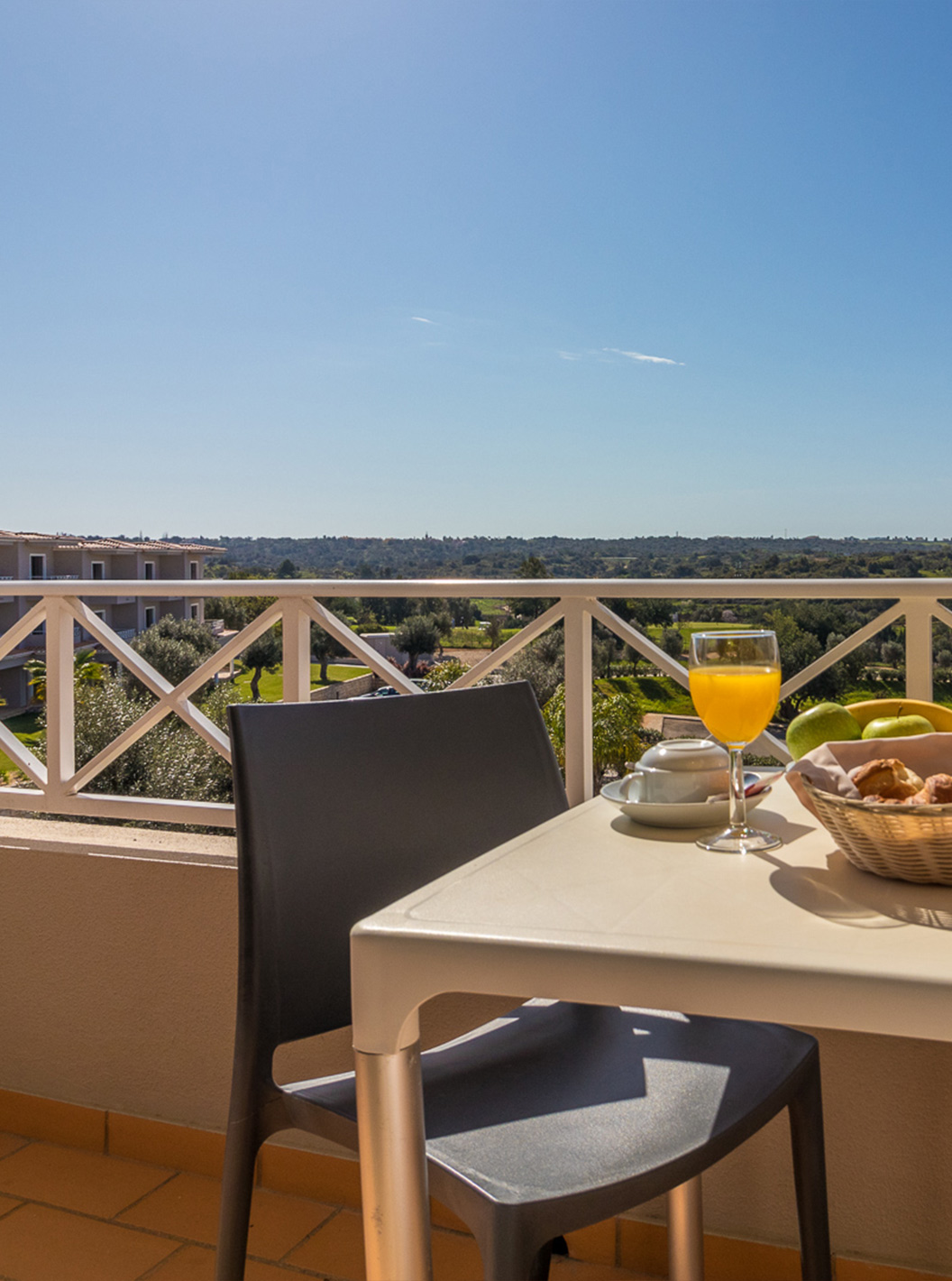 Das Studio im Pestana Gramacho Residences hat einen Tisch im sonnigen, grünen Außenbereich