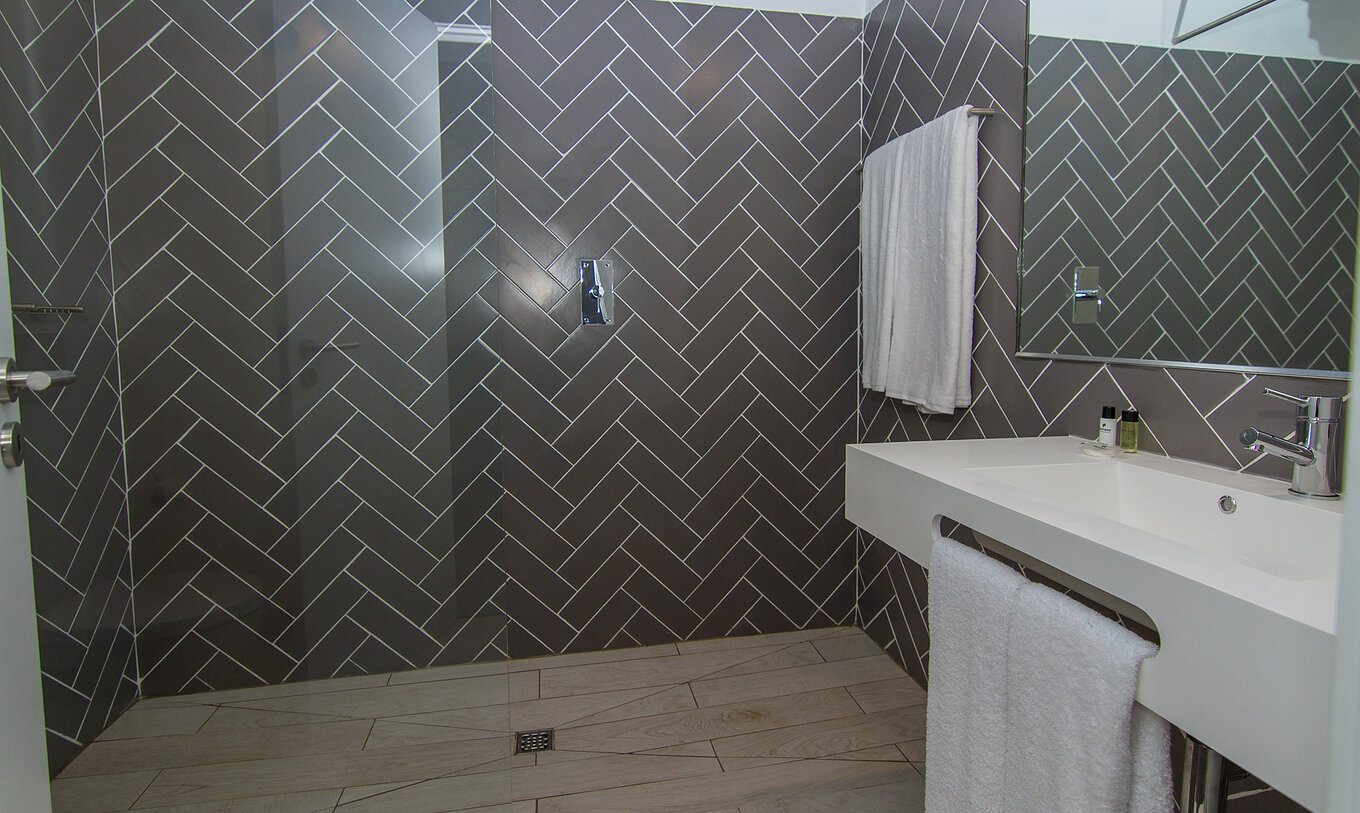 Das Studio im Pestana Gramacho hat Bad mit begehbarer Dusche, Waschbecken und Handtücher