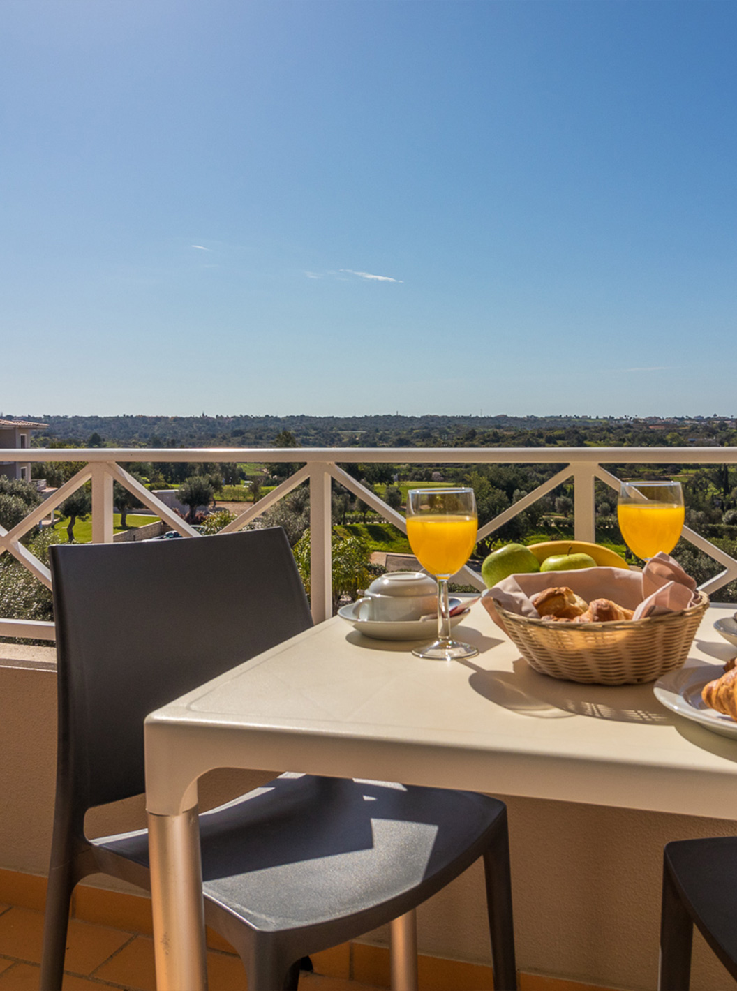 Das Einzimmerapartment im Pestana Gramacho hat einen Tisch draußen in sonniger, grüner Umgebung