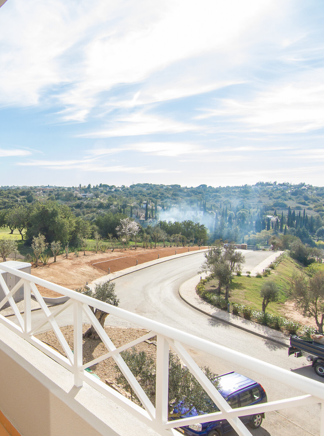 Das T1 Apartment im Pestana Gramacho hat Balkon mit Blick auf Straße und Golfplatz