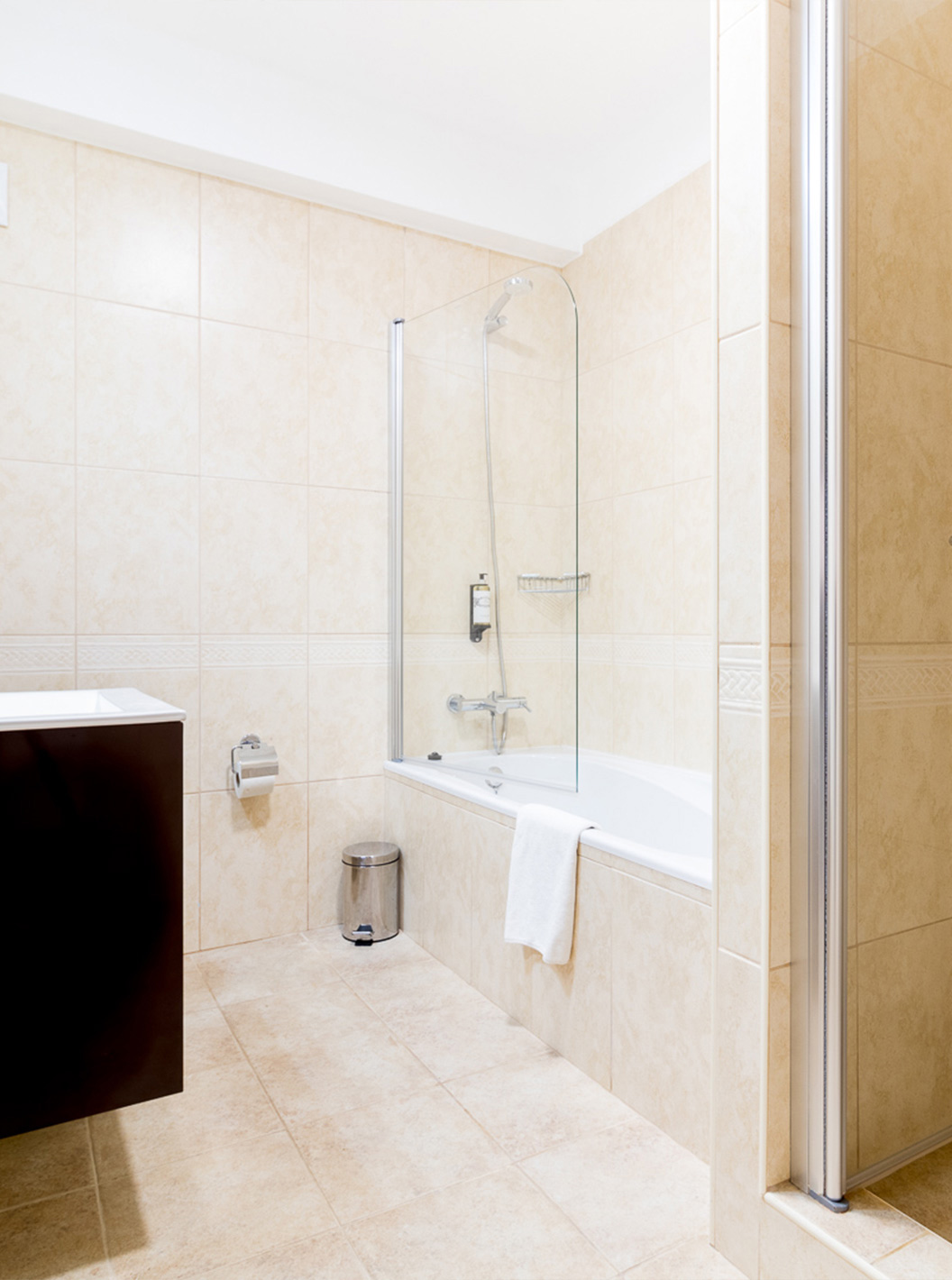 Das Zweizimmerapartment im Pestana Gramacho hat ein helles Bad mit Wanne, Dusche und modernem Waschbecken