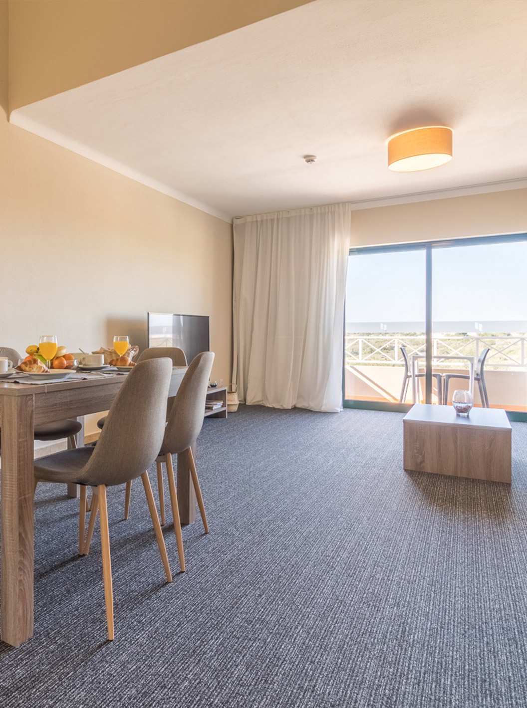 Das Zweizimmerapartment im Pestana Gramacho hat ein Esszimmer mit Balkon und viel Tageslicht