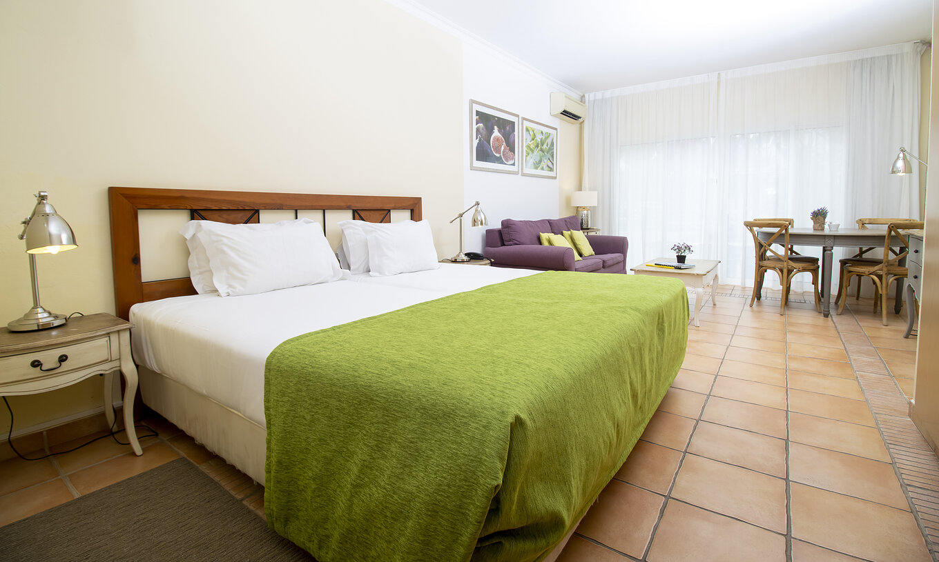 Das Studio im Pestana Palm Gardens hat eine Küchenzeile mit Herd, Waschmaschine und Geschirr