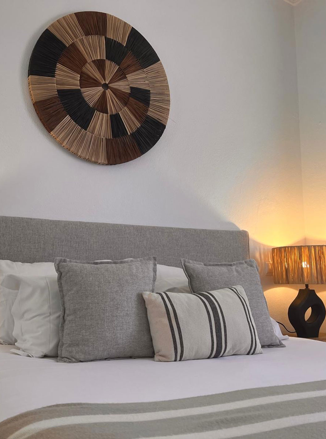 Standard-Apartment T1 im Pestana Palm Gardens mit Doppelbett, grauen Kissen und beleuchteten Nachttischen