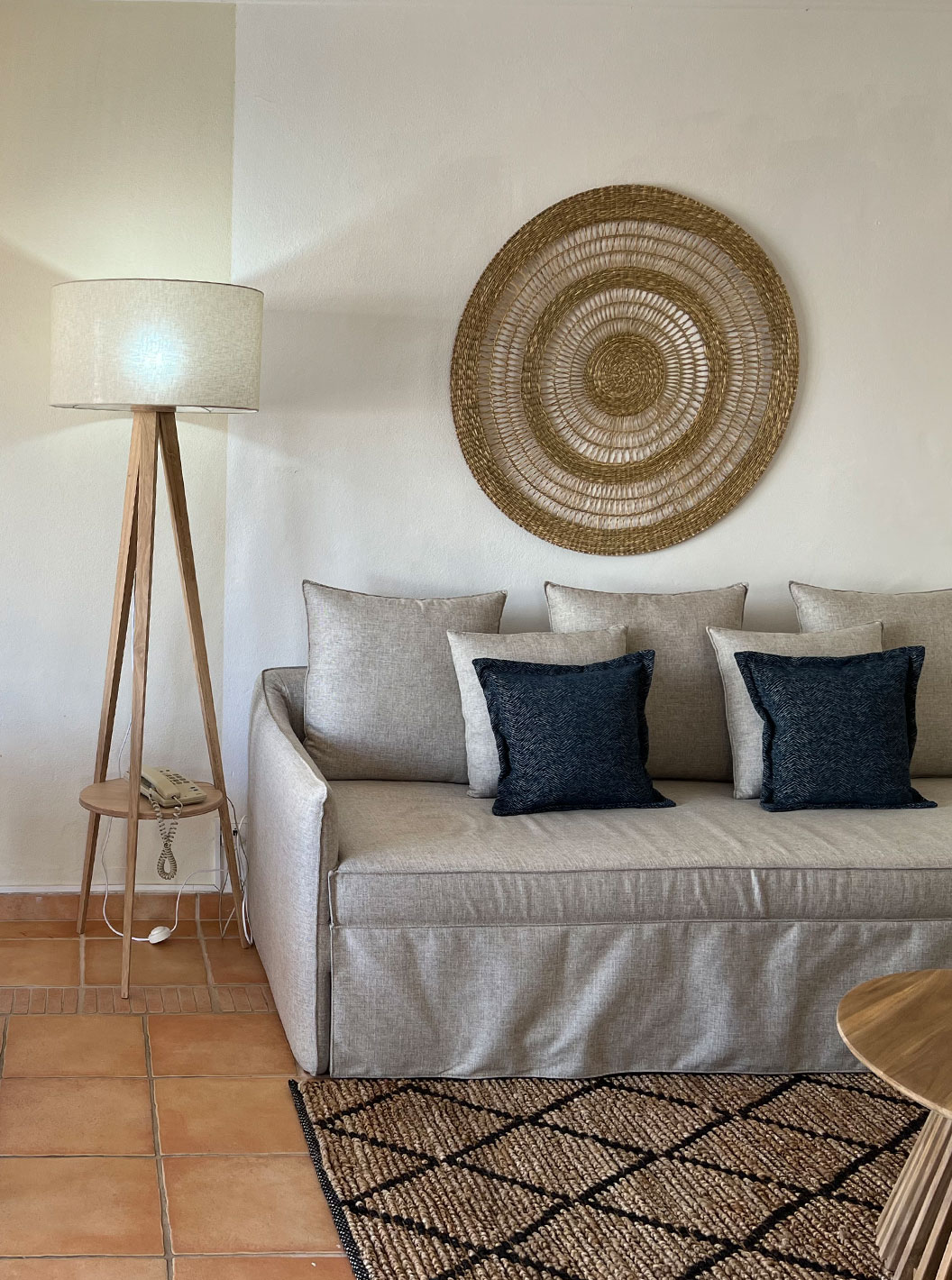 Superior-Apartment mit 1 Schlafzimmer im Pestana Palm Gardens, mit Sofa, Holztisch und Stehlampe im Wohnbereich