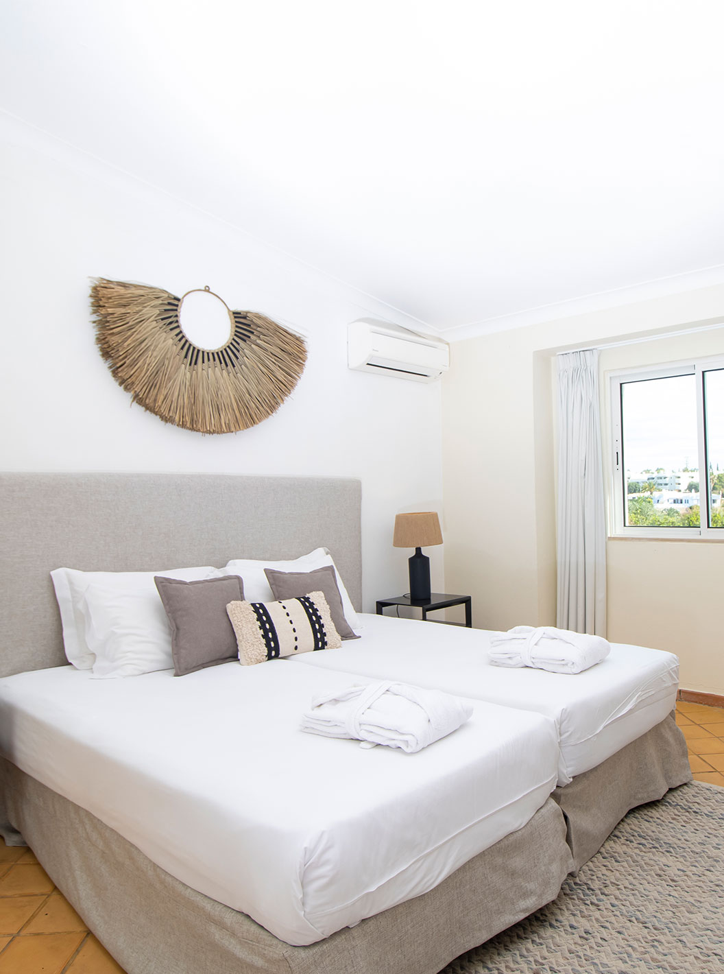 Premium-Apartment mit 2 Schlafzimmern im Pestana Palm Gardens, helles Zimmer mit Doppelbett und Fenster