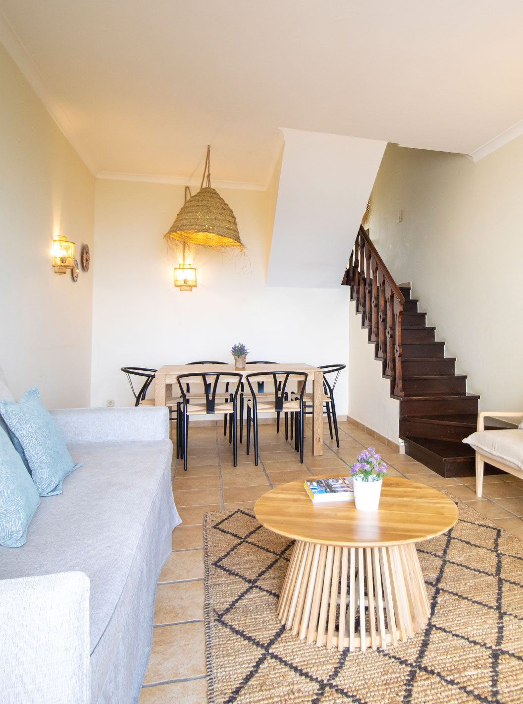 Premium-Apartment mit 2 Schlafzimmern im Pestana Palm Gardens mit Wohnzimmer, Kamin, Esstisch und Holztreppe