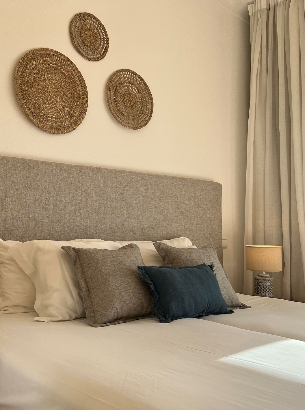 Standard-Apartment mit 2 Schlafzimmern im Pestana Palm Gardens mit großem Bett und runden Wanddekoren
