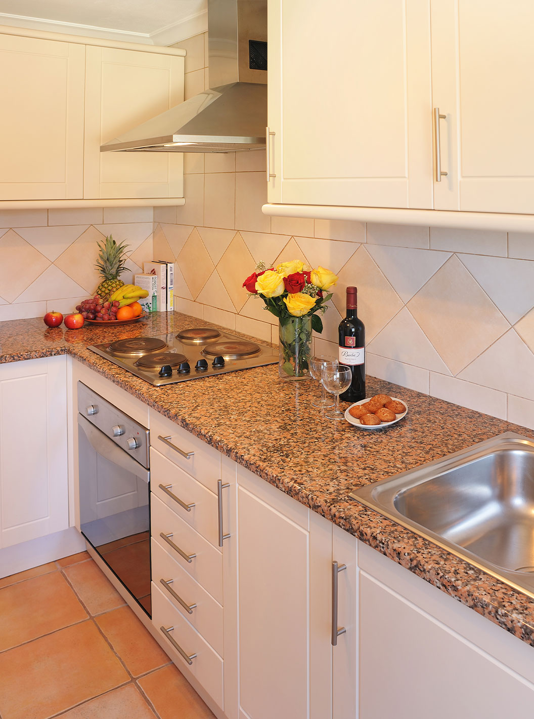 Standard-Apartment mit 2 Schlafzimmern im Pestana Palm Gardens, helle Küche mit Granitarbeitsplatte
