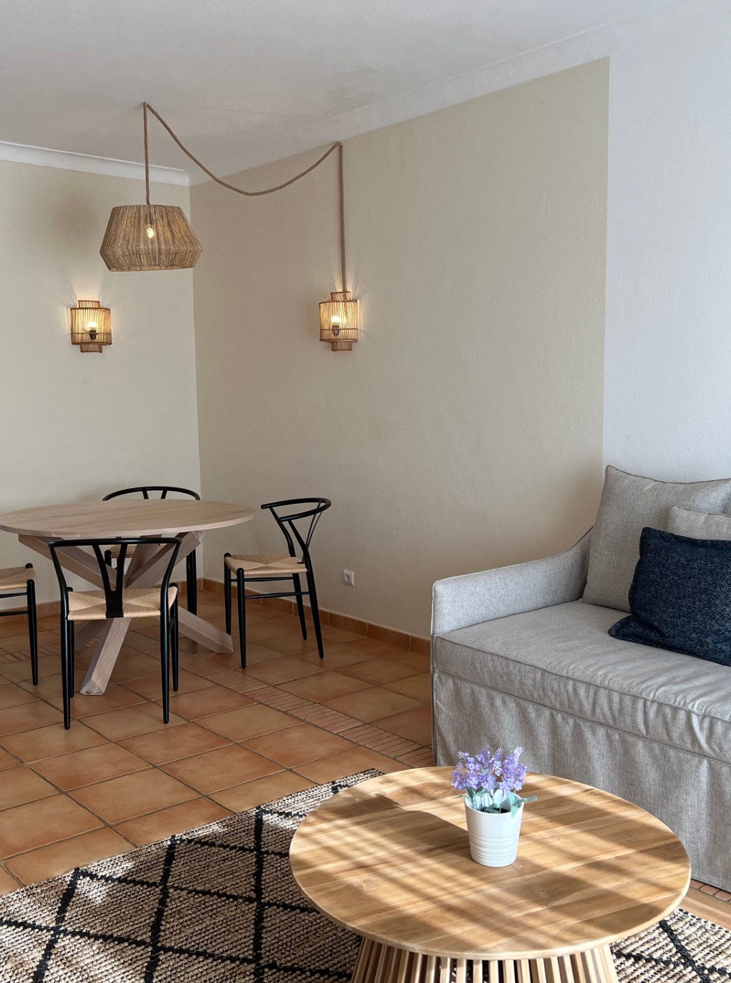 Standard Apartment mit 2 Schlafzimmern im Pestana Palm Gardens, heller Wohnbereich mit Sofa und Esstisch