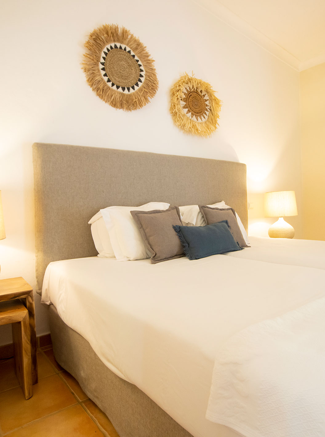 Superior-Apartment mit 2 Schlafzimmern im Pestana Palm Gardens mit hellem Schlafzimmer und zwei Nachttischen