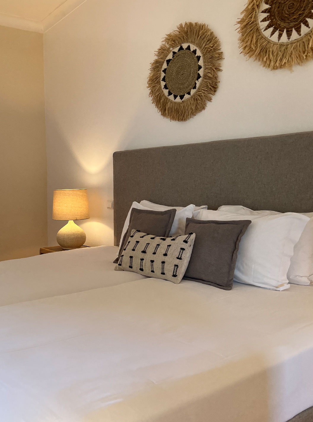 Superior Apartment mit 2 Schlafzimmern im Pestana Palm Gardens mit gepolstertem Bett und warmem Licht