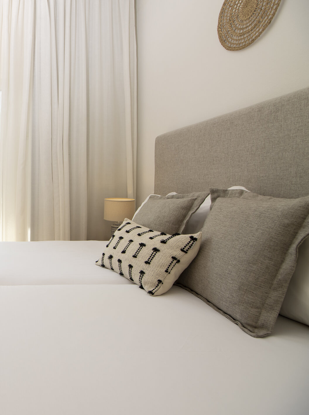 Das T2 Superior Appartement im Pestana Palm Gardens hat ein Bett mit Kissen und ein Fenster mit Zugang zum Balkon