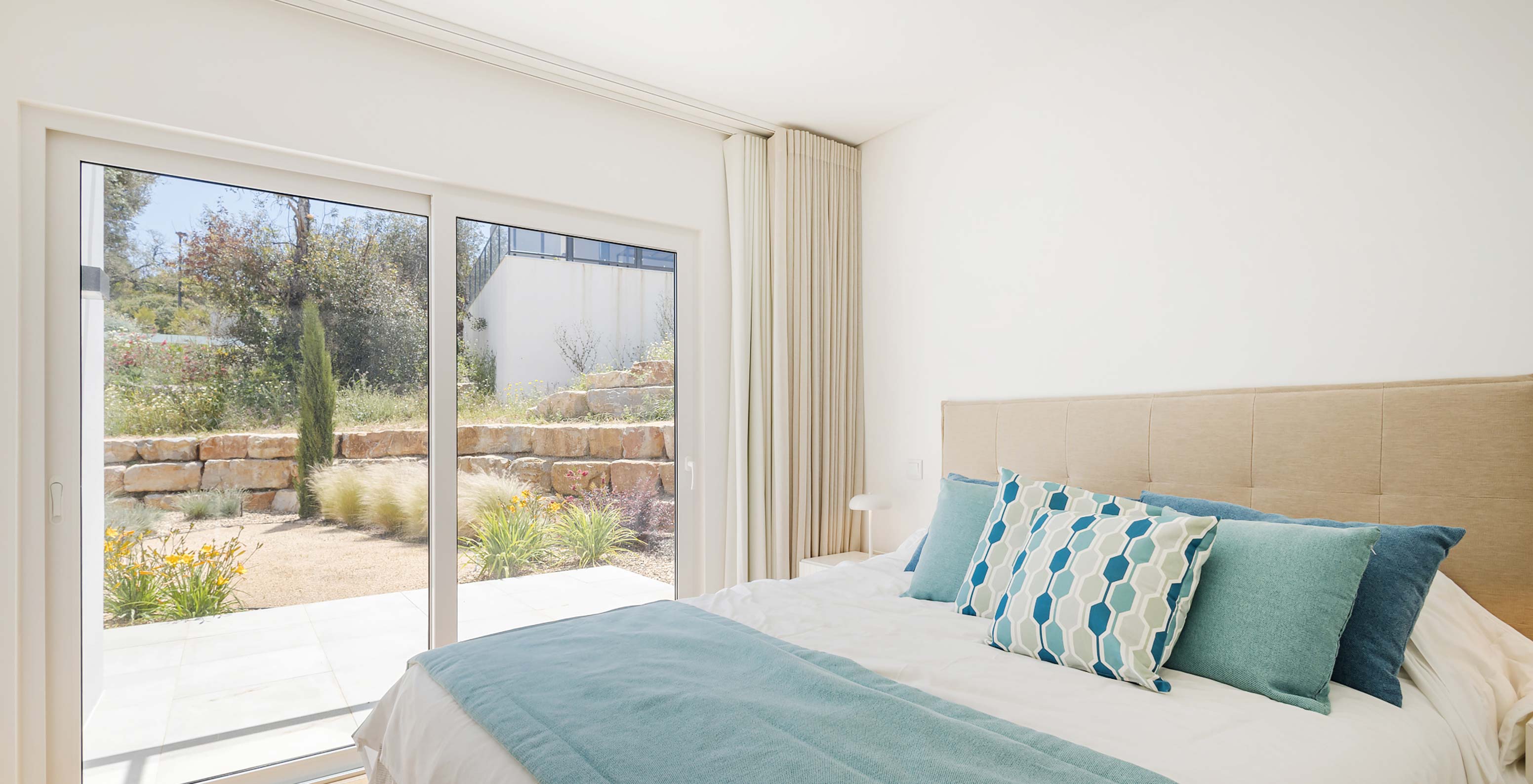 Villa im Pestana Valley Nature Village mit einem Bett mit Blick nach draußen