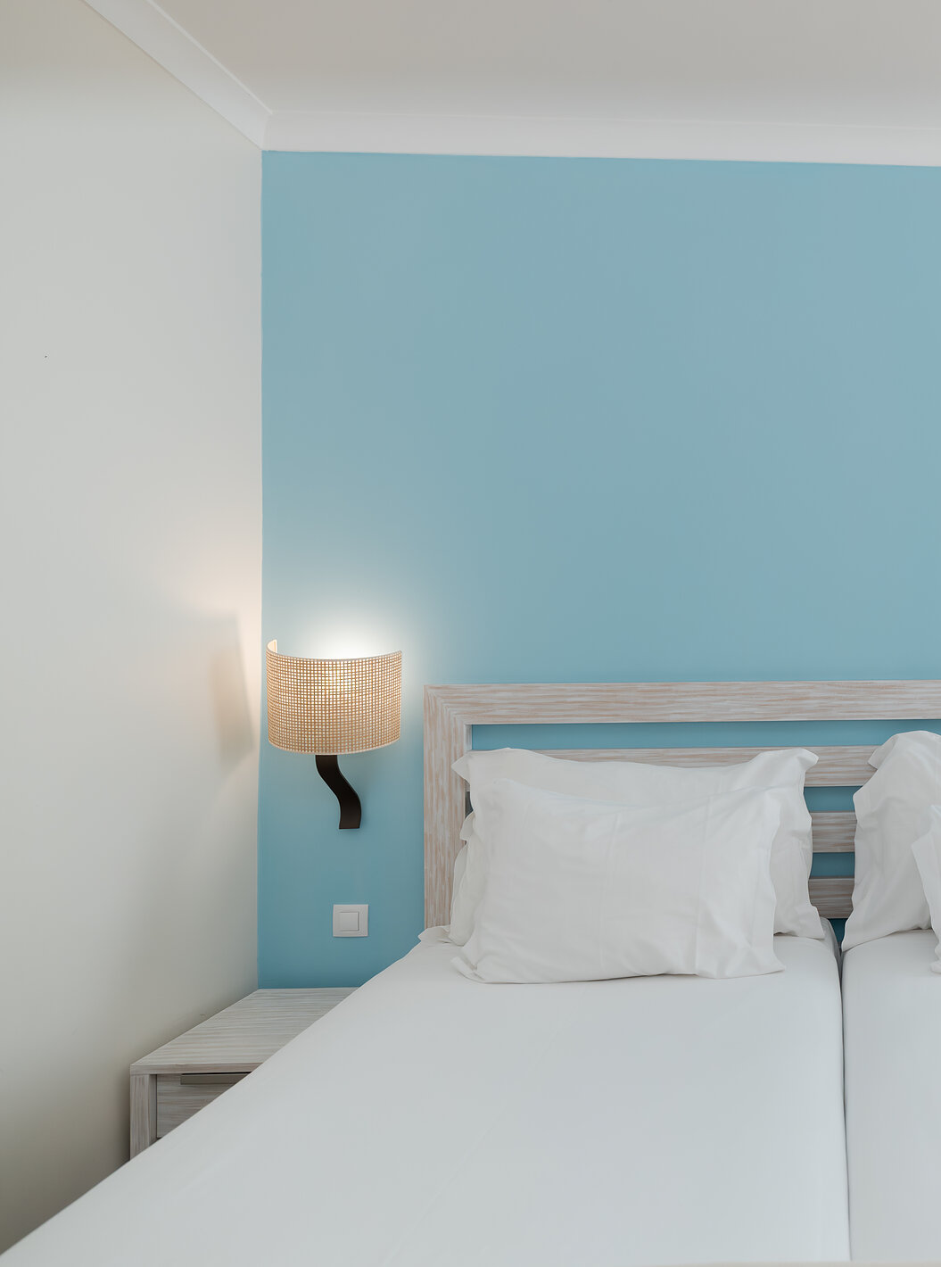 Das Deluxe Gartenblick im Pestana Viking hat zwei Betten, zwei Nachttische und blaue Tapete