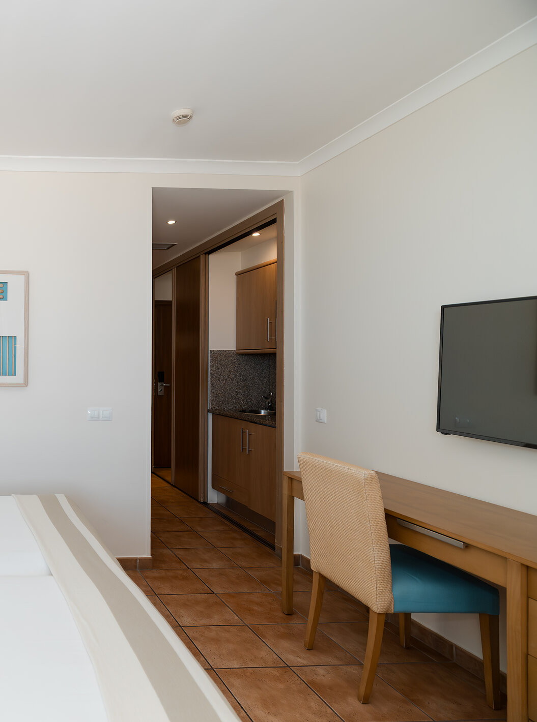 Das Deluxe seitlicher Meerblick im Pestana Viking hat zwei Betten, Fernseher und kleine Küche