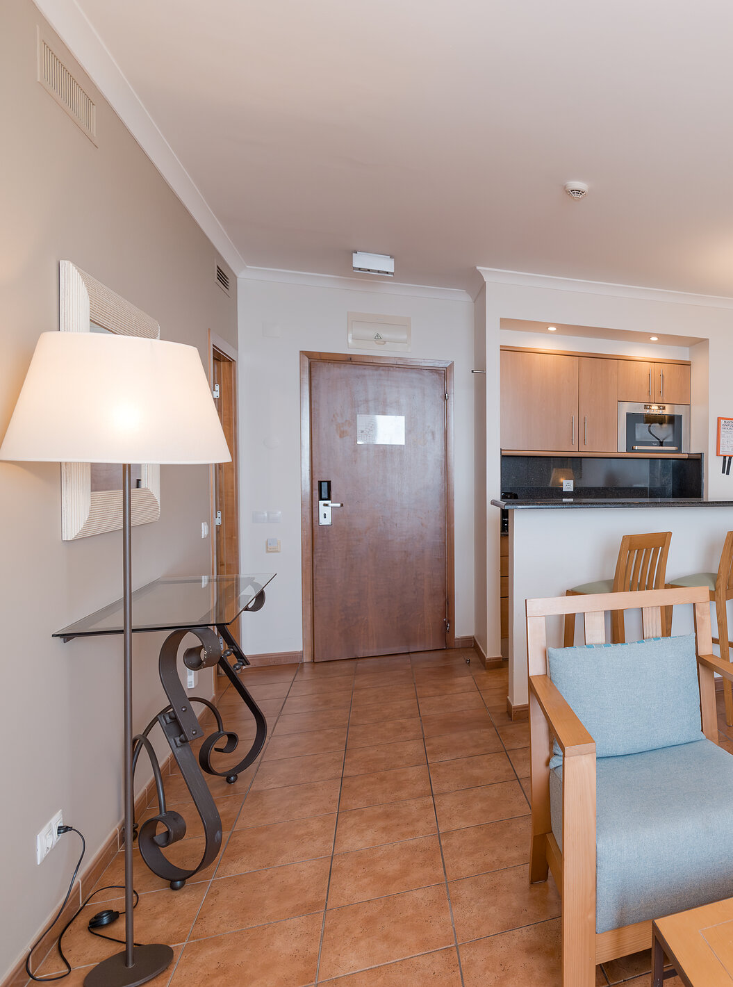 Die Superior Suite Meerblick im Pestana Viking hat ein Wohnzimmer mit Sofa, Sesseln und Küche mit Mikrowelle