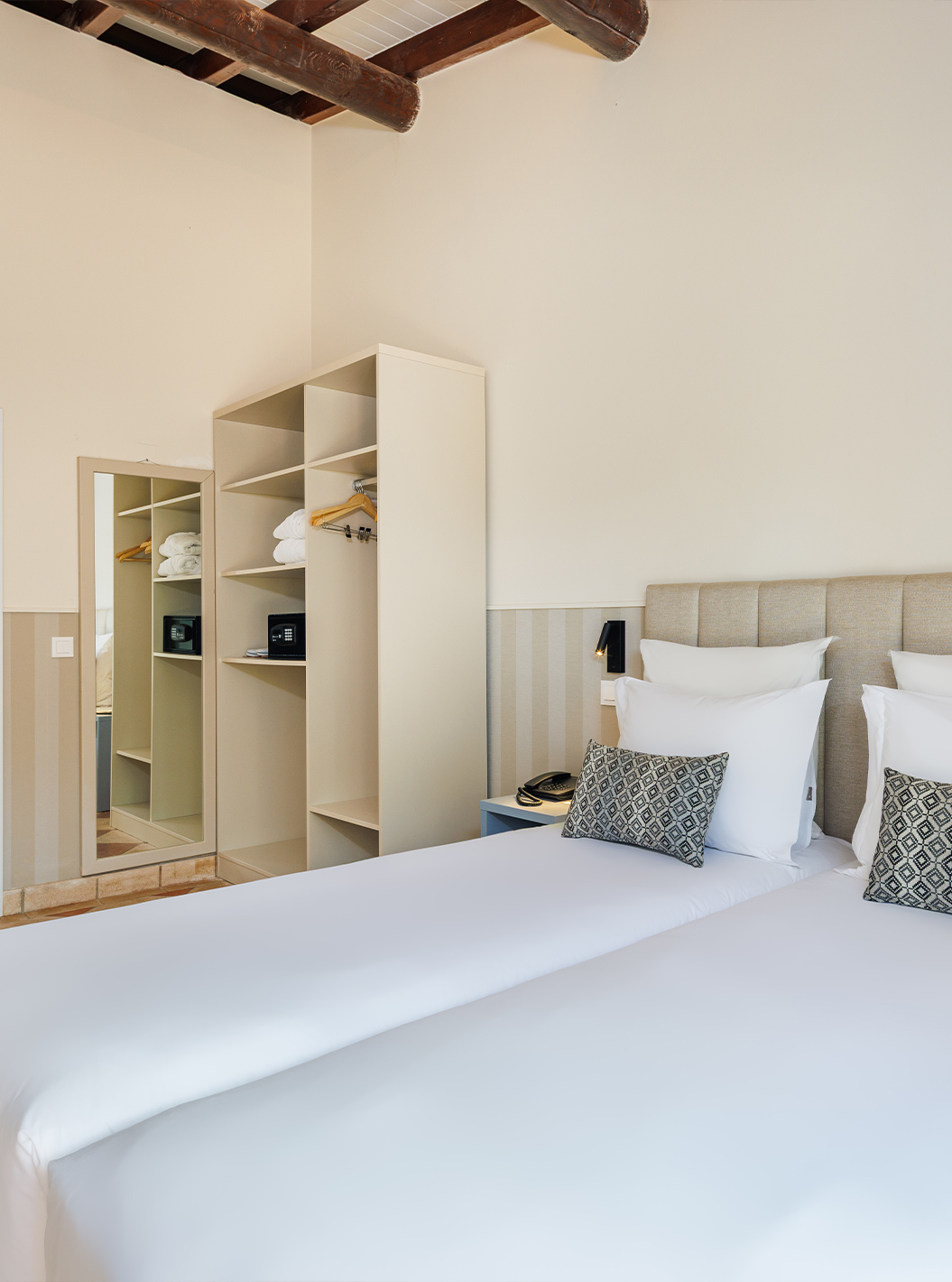 Das Classic Garden View im Pestana Vila Sol - Vilamoura hat zwei Einzelbetten, Spiegel und Bad