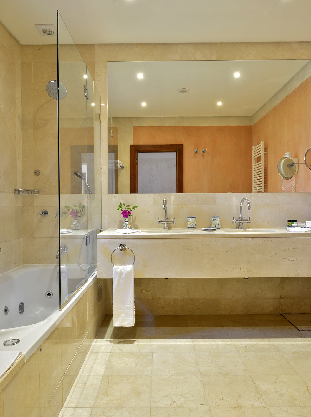 Die Gartenblick Suite Vila Sol im Pestana Vila Sol - Vilamoura hat ein Bad mit Badewanne, zwei Waschbecken und Spiegel