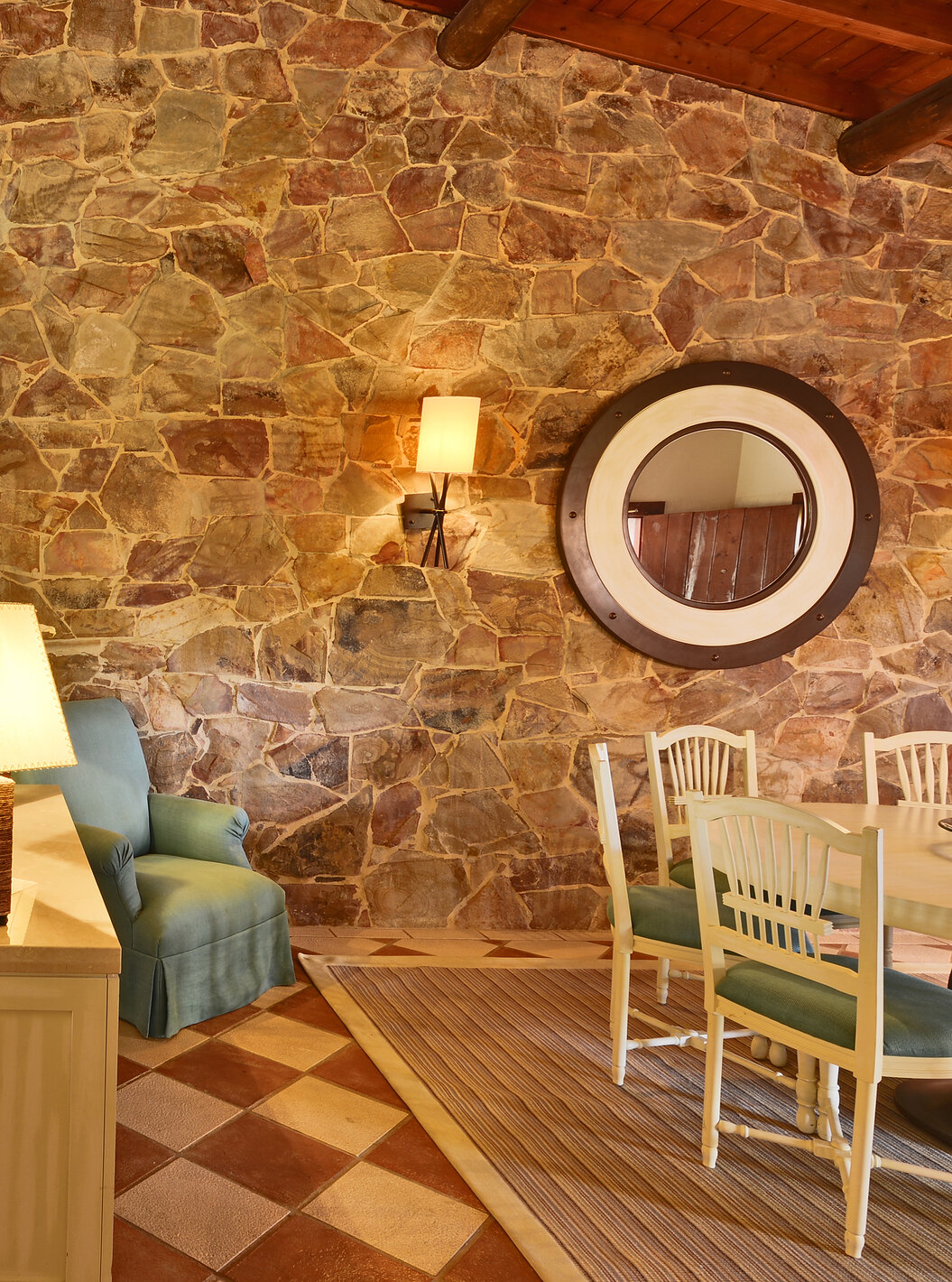 Die Gartenblick Suite Vila Sol im Pestana Vila Sol - Vilamoura hat ein Wohnzimmer mit einem Sofa, Kamin und Esstisch