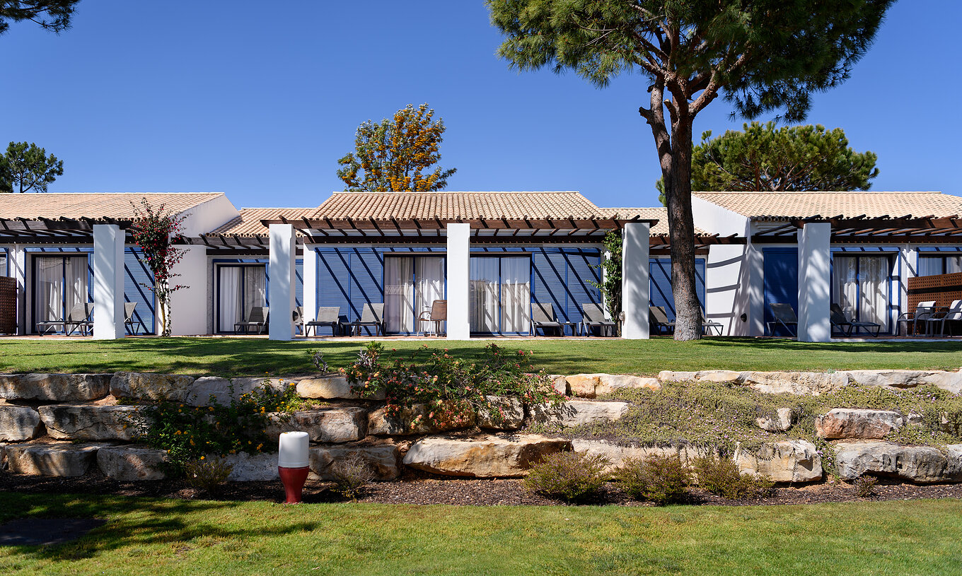 Suite Gardenblick Pestana Vila Sol - Vilamoura hat einen Balkon mit Liegen und Zugang zum Hotelgarten