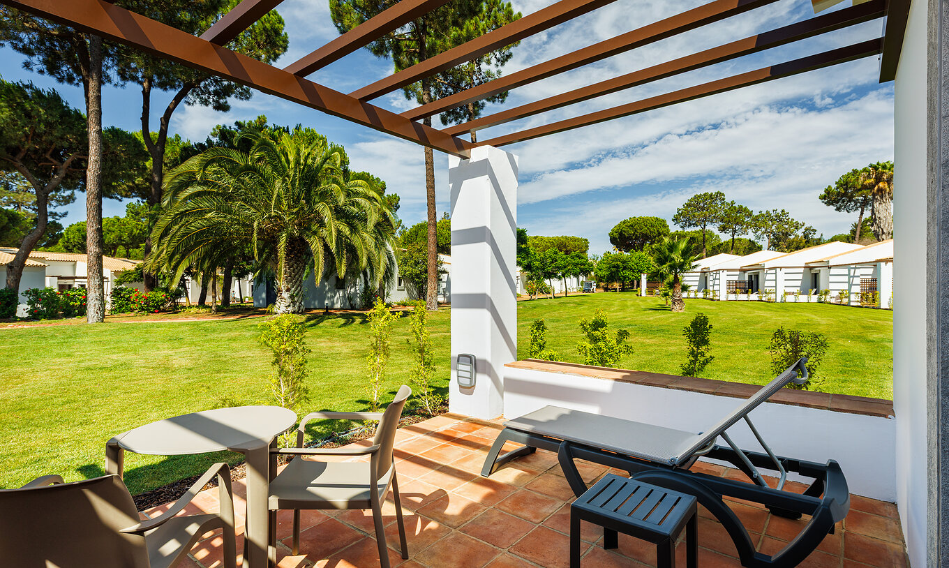 Das Superior Garden View im Pestana Vila Sol - Vilamoura hat Balkon mit Liegestuhl, Tisch und Gartenblick
