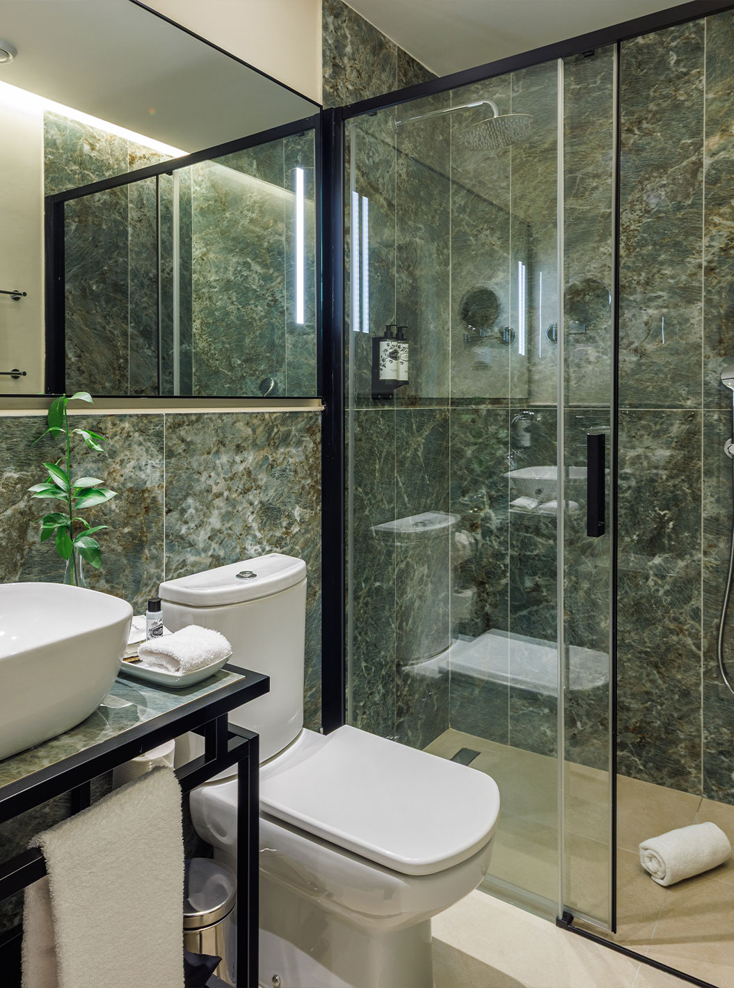 Das Superior Garden View im Pestana Vila Sol - Vilamoura hat ein grünes Marmorbad mit WC, Waschbecken und Dusche