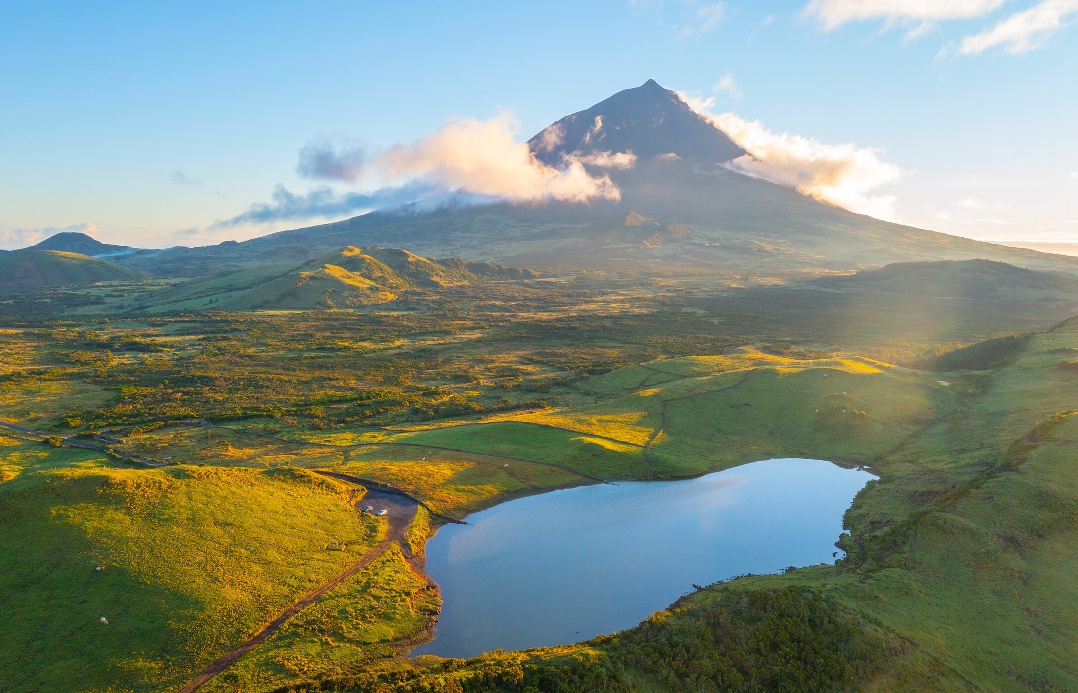 Der Berg Pico ist der höchste in Portugal und erhebt sich imposant über die grüne Landschaft der Insel