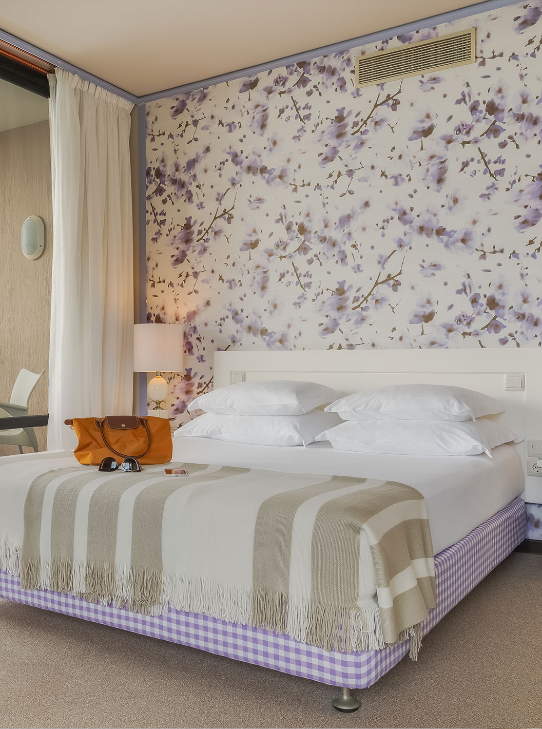 Das Standard Meerblick Zimmer im Pestana Bahia Praia hat ein Doppelbett mit vier Kissen und einen Balkon mit Meerblick