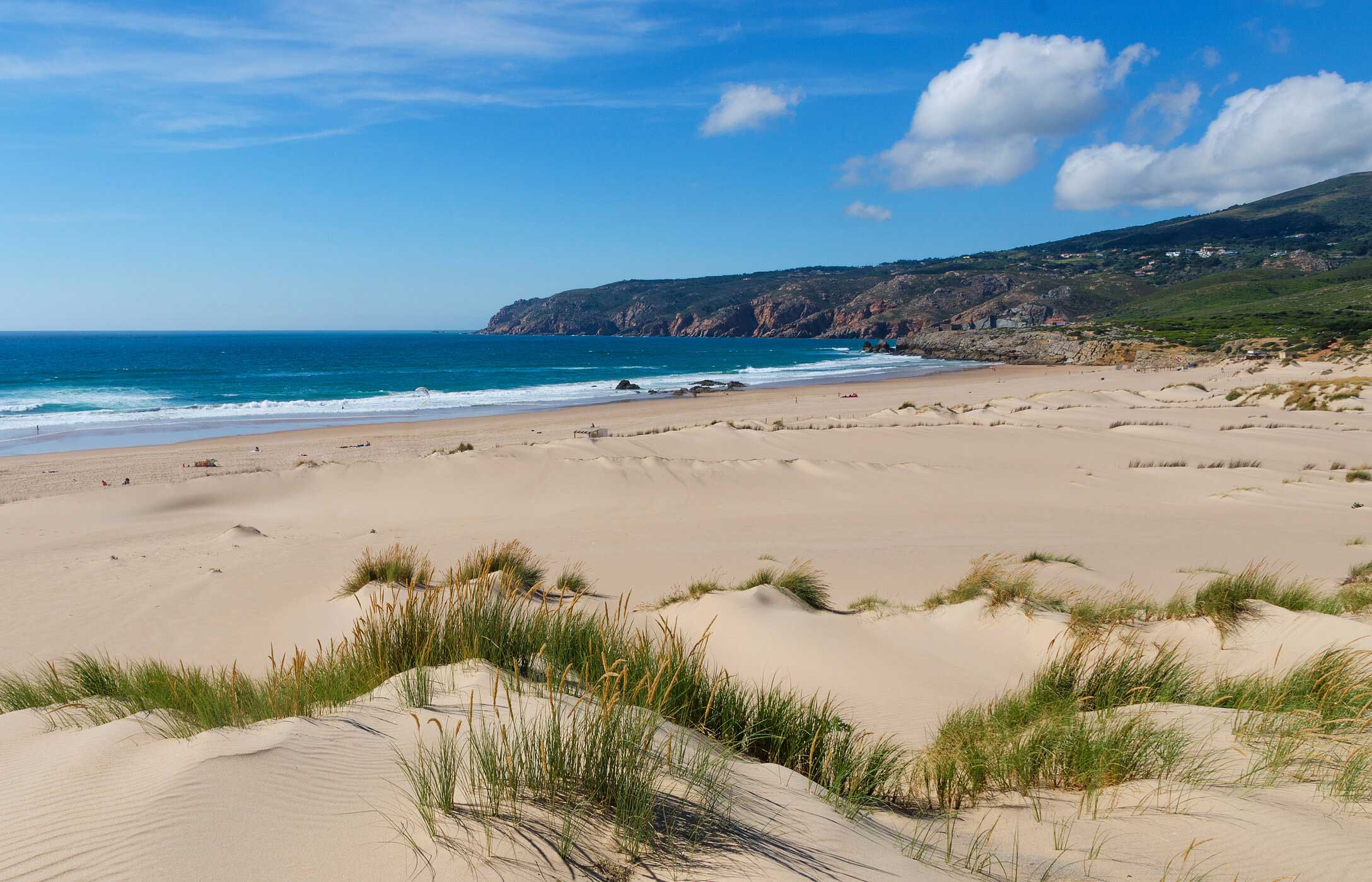 Der Strand Praia do Guincho in Cascais bietet wilde Landschaften und perfekte Wellen zum Surfen
