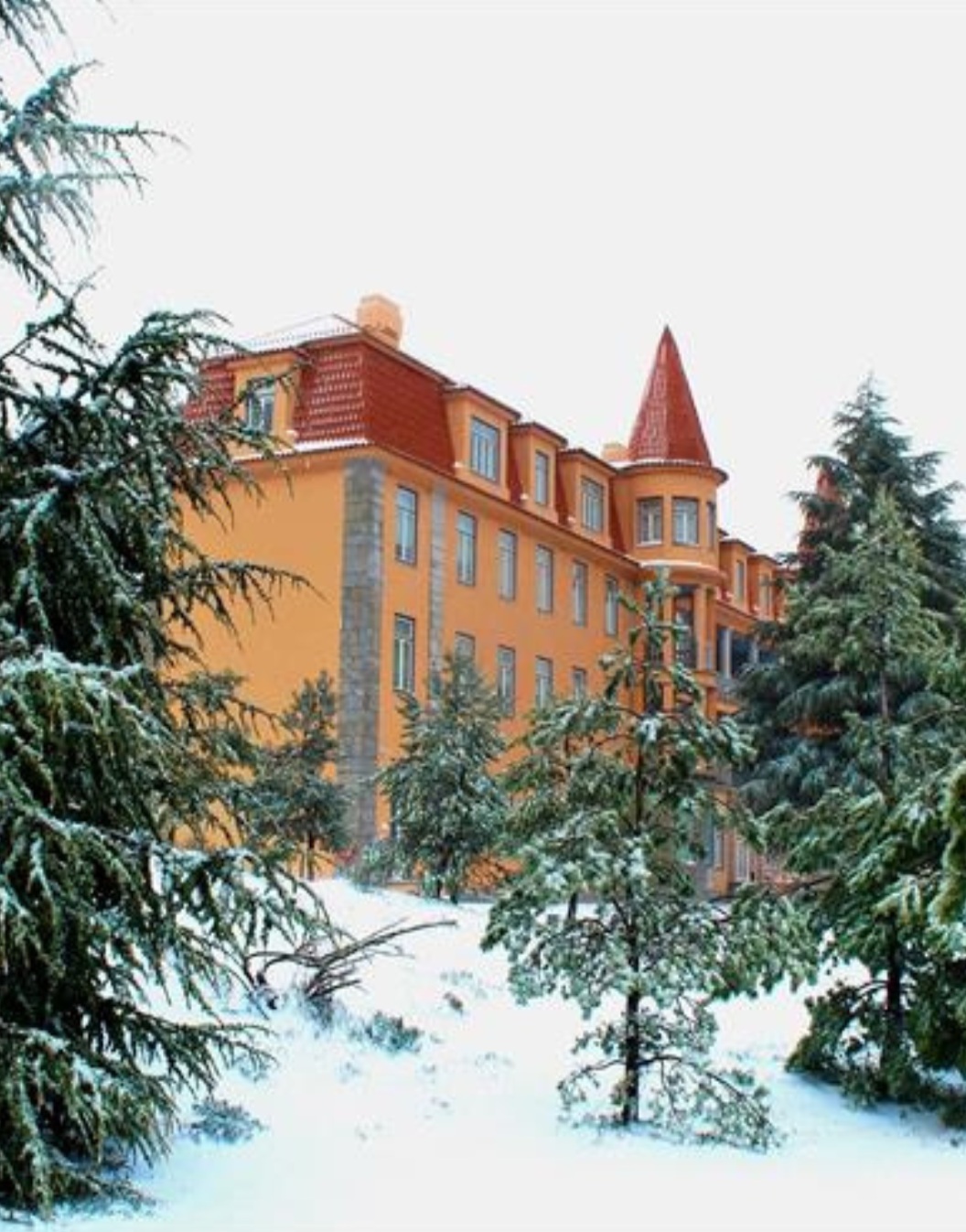 Blick auf das Gebäude der Pousada Serra da Estrela historisches Hotel in der Serra da Estrela umgeben von Schnee