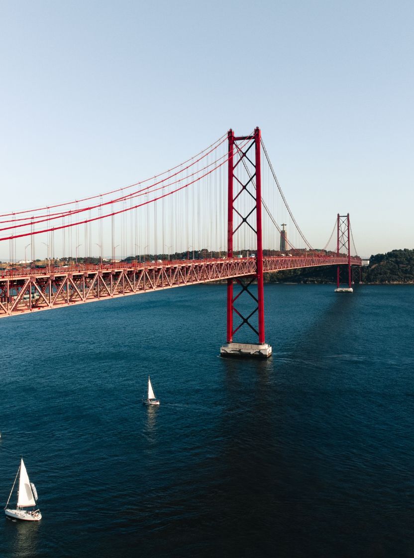 Panoramablick auf die Stadt Lissabon, mit dem Tejo-Fluss und mehreren Booten sowie der 25. April Brücke