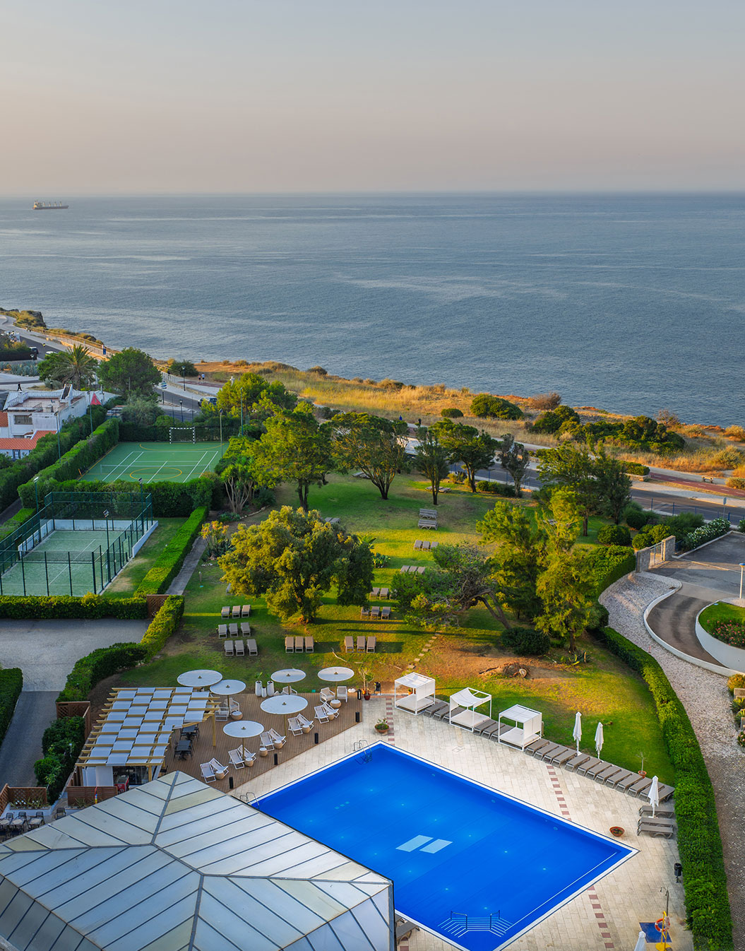 Luftaufnahme des Pestana Cascais, ein 4-Sterne-Hotel in Cascais, mit Außenpool und Meerblick