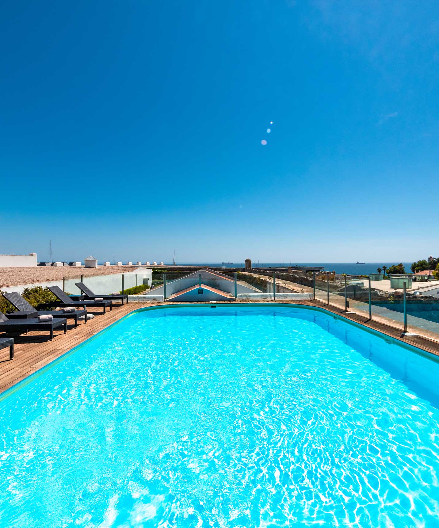 Außenpool mit Liegen in einem 5-Sterne-Hotel in Cascais mit Meerblick